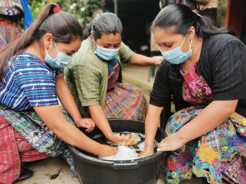 In the communities of Pachitur and Xiquin Sanahí, participants learned to make liquid soap. The women say that they are very grateful for this learning because they use soap every day at home to wash clothes. Not having to buy it is a great financial help.