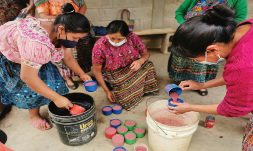 En la comunidad de Xenimaquin, se ha realizado la elaboración de jabón en bola para todas las participantes. También se ha elaborado y preparado desinfectante con aroma floral, para la limpieza e higiene en la casa.