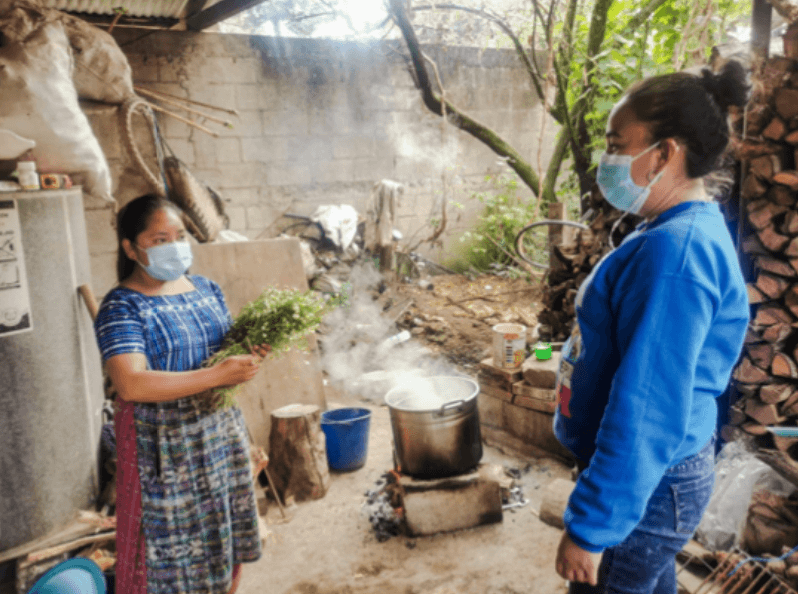 In this photo, the preparation of chamomile and natural rosemary-scented shampoo was being carried out in the community of Pachitur.