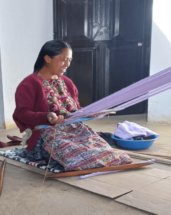 Doña Romelia Cúmez from Xiquin Sanaí says that she is very excited about her family garden. She gets up around 5 AM to water her crops so that they are fresh all day and do not wither. In her house, she has cauliflower, broccoli, miltomato, onion, beet and quilete.